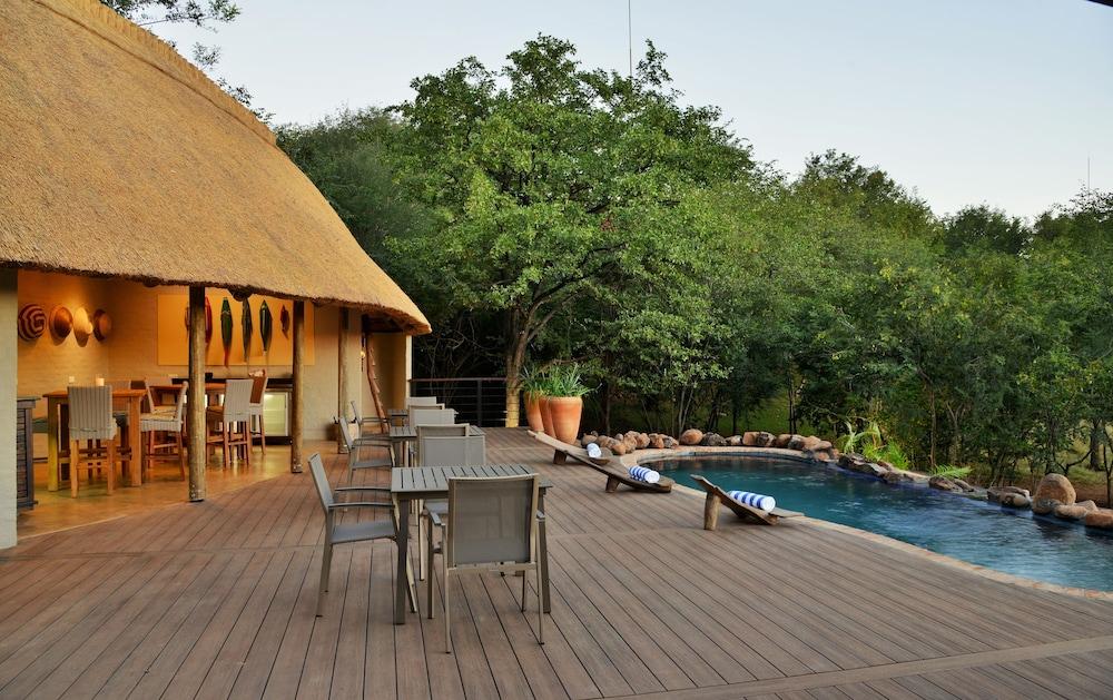 Victoria Falls Safari Club Exterior photo